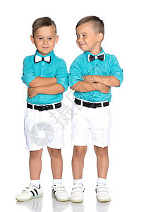 两个可悲的双子星男孩家庭青年悲伤男生孩子们孤独朋友们白色孩子童年图片