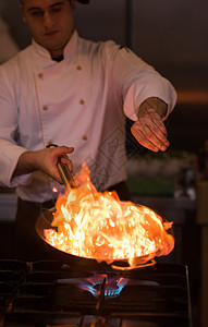 厨师在食物上做烧烤烤箱炊具午餐蔬菜职业厨房气体燃烧餐厅盘子图片