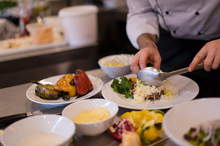 厨师手 为蔬菜面食服务辣椒桌子食物油炸椭圆形配料盘子餐厅勺子食谱图片