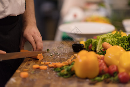 厨师的手切胡萝卜男性木板晚餐沙拉蔬菜厨房食品桌子美食男人图片