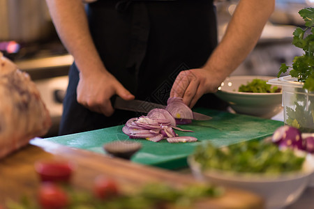 厨师用刀砍洋葱蔬菜木头午餐桌子木板烹饪食物营养红色厨房图片