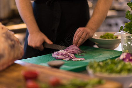 厨师用刀砍洋葱午餐厨房木板蔬菜木头烹饪红色桌子美食绿色图片