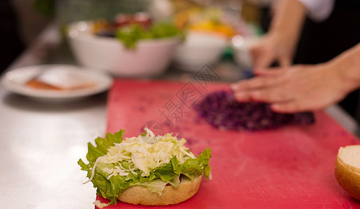 厨师为汉堡包切菜沙拉炙烤烹饪蔬菜餐厅桌子酒店食物饰物午餐美味图片
