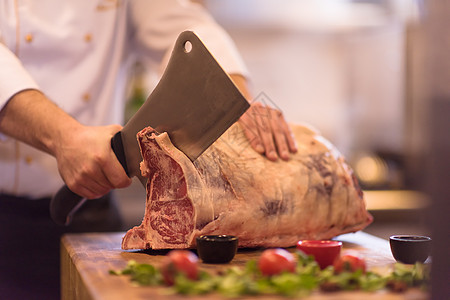 厨师切大牛肉鱼片厨房烹饪牛肉桌子斧头男人男性食物木板图片