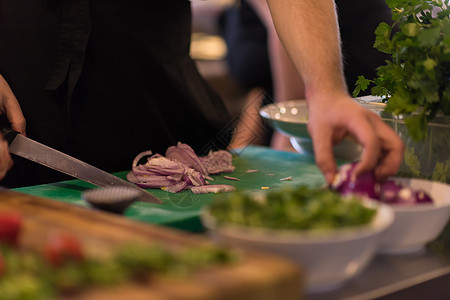 厨师用刀砍洋葱美食木板绿色餐厅洋葱木头红色蔬菜桌子营养图片