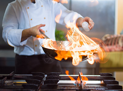 厨师在食物上做烧烤燃烧美食盘子职业午餐厨房炊具餐厅油炸烤箱图片