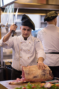 厨师切大牛肉木板男性羊肉屠宰场厨房餐厅斧头食物桌子工作图片
