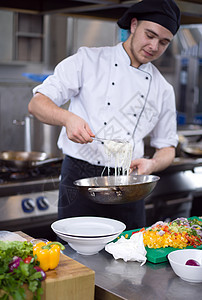 服务意大利面的厨师双手餐厅美食椭圆形草药面条辣椒勺子盘子装潢香米图片