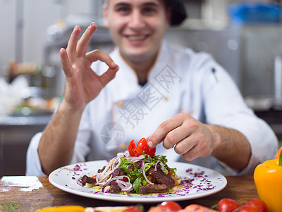 烹饪厨师 装饰美食工作沙拉盘子餐厅蔬菜服务酒店食物厨房职业图片