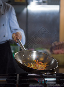 厨师在食物上做烧烤午餐盘子平底锅火炉蔬菜燃烧烹饪行动油炸厨房图片