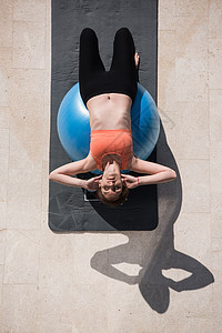 妇女与Pilates球顶端视图一起锻炼运动瑜伽活力体操训练活动身体别墅女士女性成人图片