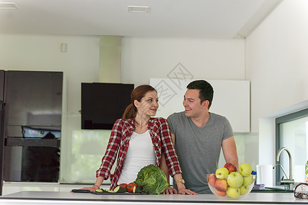 厨房里英俊的年轻夫妇男人女性微笑女士成年人食物丈夫水果房子乐趣图片