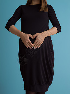 宝宝妈妈蓝色背景对孕妇的纵向照像母亲母性女士妈妈工作室肚子快乐怀孕身体女性背景