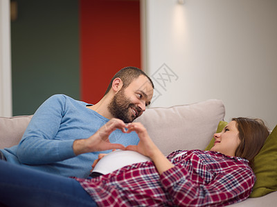 男女和孕妇的心性迹象显示家庭女士腹部幸福母性父母妻子怀孕手指父亲图片