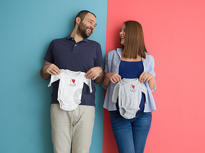 年轻夫妇持有婴儿体恤衫女性怀孕男性母性家庭幸福男人妻子父母成人图片