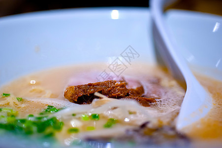 牛肉拉面肉汤盘子绿色午餐面条蔬菜餐厅芝麻美食食物图片