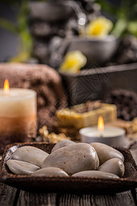 石头和芳香蜡烛温泉按摩燃烧火焰冥想治疗水平桌子图片