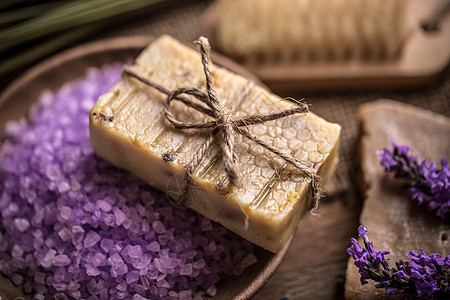 肥皂和浴盐紫色皮肤薰衣草草本植物卫生乡村化妆品疗法手工蜂蜜图片