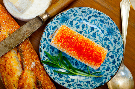 法国奶酪和木切割机上新鲜的法国乳酪和面包包小吃产品迷迭香盘子拼盘摄影营养美食辣椒美味图片