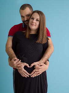在蓝背景下被隔离的怀孕夫妇蓝色男性家庭父亲幸福女性肚子妻子腹部女士图片