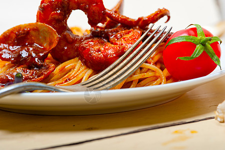 意大利海鲜意大利面配红番茄酱乡村美食面条贝类香菜盘子餐厅食物鱿鱼午餐图片