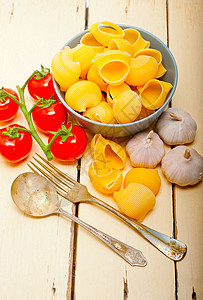 意大利西红柿面食蜗牛盘子勺子黄色美食食物蓝色白色食谱管子红色图片