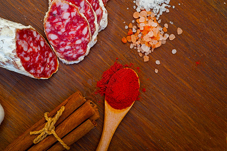 在木板上切碎的意大利传统盐酸治愈香肠烹饪乡村食物胡椒木头美食牛肉猪肉小吃熏制图片