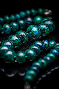 珠项链塑料螺旋黑色绿色首饰配饰珠宝背景图片