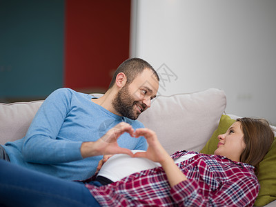 男女和孕妇的心性迹象显示肚子父母沙发女性母性父亲男性家庭婴儿母亲图片