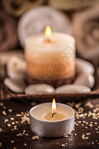 紧贴着燃烧的蜡烛火焰烛光精神治疗药品茶色疗法冥想芳香图片