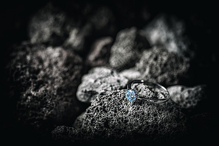 带水晶的环黑色珠宝岩石石头配饰宝石晶体金属图片