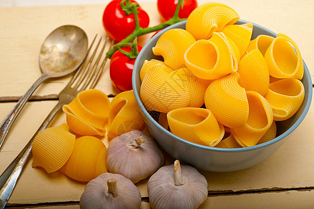 意大利西红柿面食蜗牛白色黄色蓝色食物食谱盘子管子红色午餐美食图片