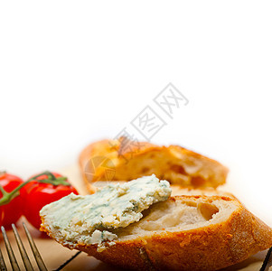新鲜蓝乳酪酱面法国面包熟食美味红色乡村午餐美食蓝色叉子勺子产品图片
