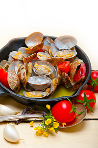 铁棍上的鲜蛤食物贝类贝壳动物壳类蛤壳香菜美食甲壳铁锅图片
