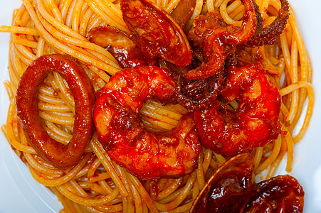 意大利海鲜意大利面配红番茄酱香菜面条蛤蜊美食餐厅贝类木头午餐鱿鱼盘子图片