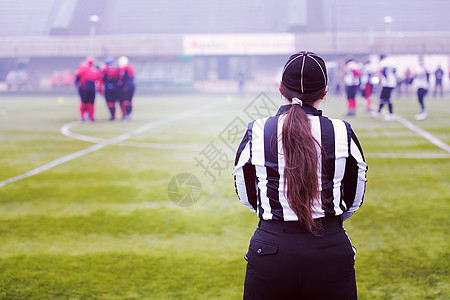 美国女性足球裁判员的后方视图领导法官女士竞赛挑战行动游戏运动员信号警卫图片