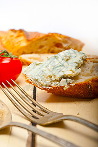 新鲜蓝乳酪酱面法国面包美味木板美食熟食午餐红色木头产品羊乳乡村图片