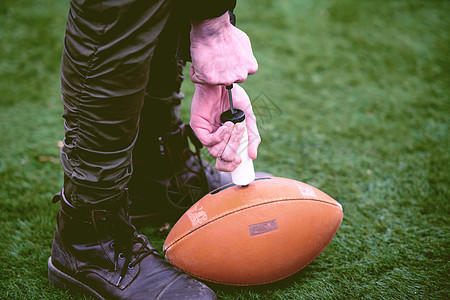 将空气注入美式足球球中游戏鞋带猪皮成人训练场地团队玩家工具竞赛图片