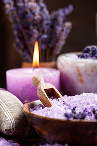 淡紫盐浴盐疗法治疗芳香薰衣草草本植物花束蜡烛草本紫色背景图片