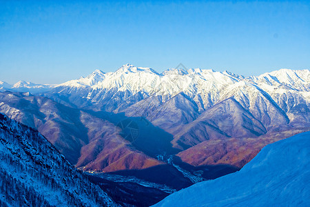 阳光明媚的一天 山峰景色很美旅游运动环境蓝色森林滑雪季节高山天空全景图片