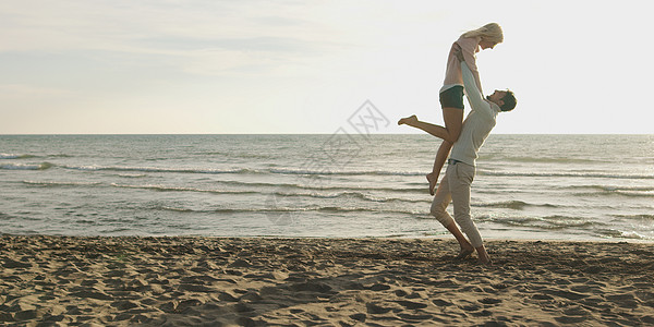 在阳光明媚的白天 秋天在海滩上爱一对年轻夫妇自拍动作冒充棉花假期女士手机夫妻休息男性图片