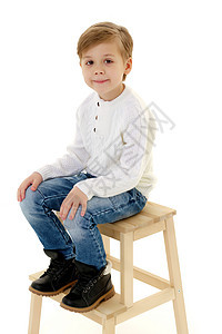 有个小男孩坐在椅子上孩子青年男性幸福木头快乐婴儿男人乐趣家具图片
