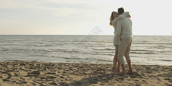 在阳光明媚的白天 秋天在海滩上爱一对年轻夫妇男性冒充假期世代男人记忆乐趣夫妻休息动作图片