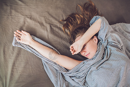美丽的年轻女士躺在床上睡着 从最顶层的视野看 不要得到足够的睡眠概念睡衣压力时间打扰戒指床单警报噪音困倦女性图片