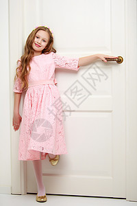 有个小女孩站在门边头发童年男生裙子幸福喜悦婴儿乐趣孩子工作室图片