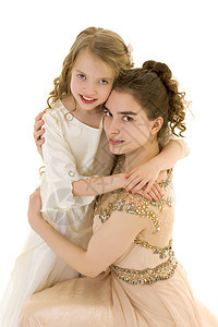 一个年轻女孩拥抱她的妹妹喜悦幸福女儿家庭友谊兄弟姐姐婴儿母亲微笑图片