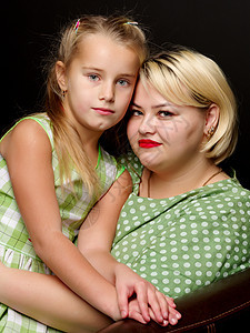 母亲和女儿拥抱着黑人背景的拥抱女士乐趣父母快乐女孩孩子成人卧室家庭幸福图片
