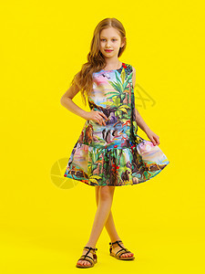 穿浅色暑期礼服的可爱小女孩童年裙子太阳晴天公园草地孩子金发乐趣女性图片