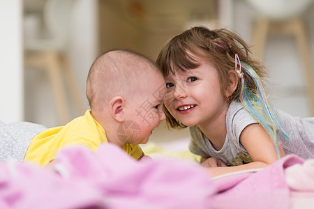 小妹妹和她的小弟弟 在家里玩游戏女孩苗圃婴儿睡眠毯子孩子们孩子姐妹姐姐拥抱图片