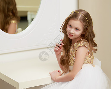 一个小女孩靠近镜子 画着唇唇膏女儿魅力乐趣油漆童年快乐嘴唇喜悦孩子房间图片